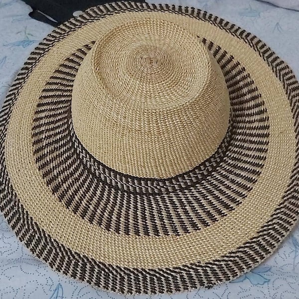 Chapeau africain Bolga | chapeau de paille fait main | chapeau de 62 cm | styles de chapeaux de paille d'été | chapeau de paille tendance | chapeau lifestyle femme