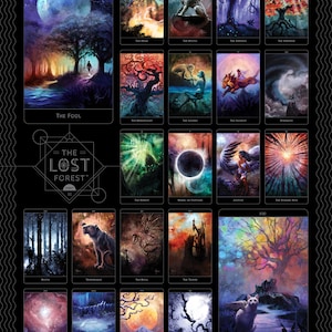 Op de afbeelding: Een tarotdeck met een donkere achtergrond en kleurrijke illustraties van bomen, dieren en andere mystieke beelden. Het deck is getiteld "The Lost Forest Tarot".
