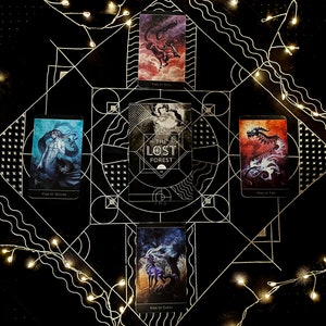 Op de afbeelding: Tarotkaartlegging op een zwarte achtergrond met witte lichtslingers. De kaarten zijn uit het The Lost Forest Tarot deck en bevatten de Koning van de Oceanen, de Koning van Vuur, de Koning van Aarde en de Koning van Zeilen. De middelste kaart is de The Lost Forest kaart.