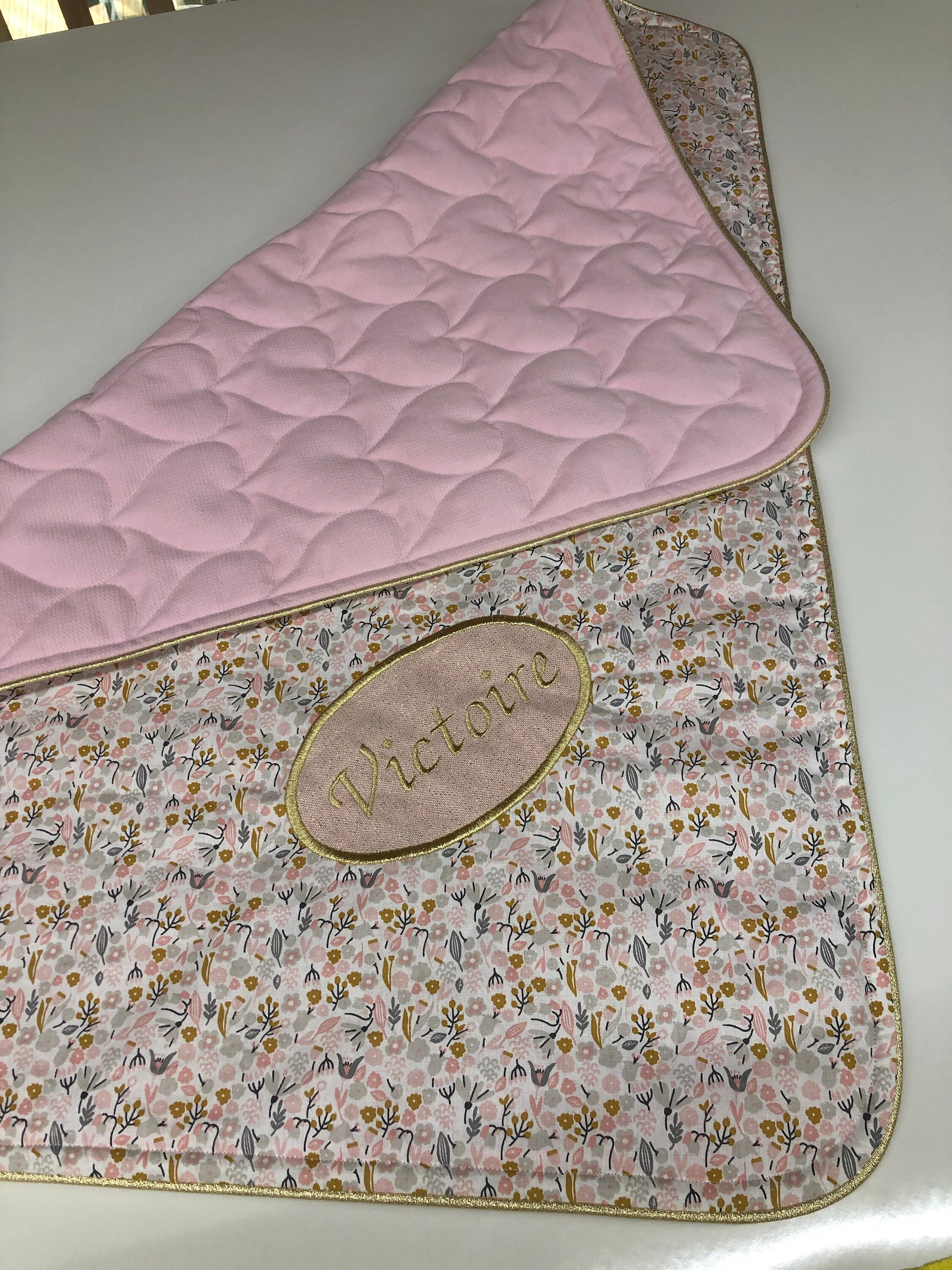 Couverture Bébé en Coton Fleuri et Matelassé Rose Motif Coeur Personnalisables.