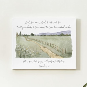 Puede incluir: Impresión artística en lienzo cuadrado con un paisaje de acuarela con un camino, una valla y un campo. La obra de arte incluye texto bíblico de Isaías 25:1, en escritura negra. La paleta de colores incluye verdes, marrones y azules.