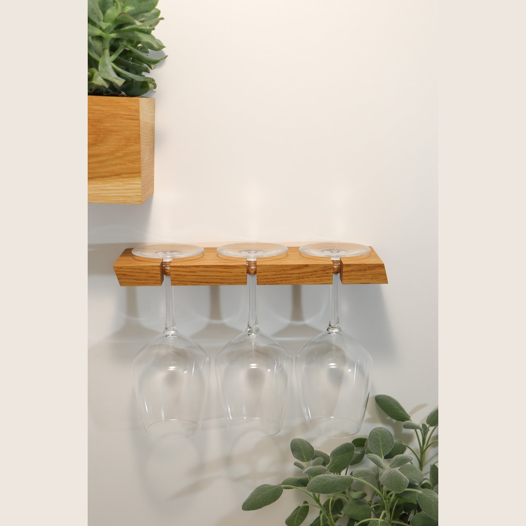 オーク無垢材マグネット式ワイングラスホルダー：キッチン壁面収納