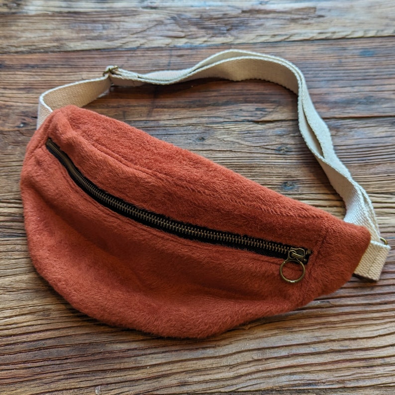 Plush cuddly fanny pack brique