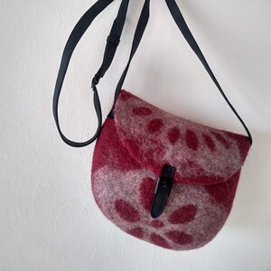 Vilten en leren tassen; Vilten handtas met schouderriem; handgemaakte handtas; vilten en leren tas; cyclamen rode zak; PGB05