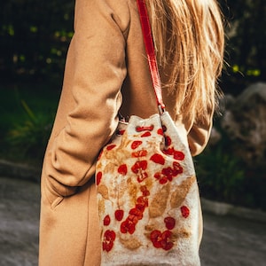 Bucket bag; crossbody bag; felting bag