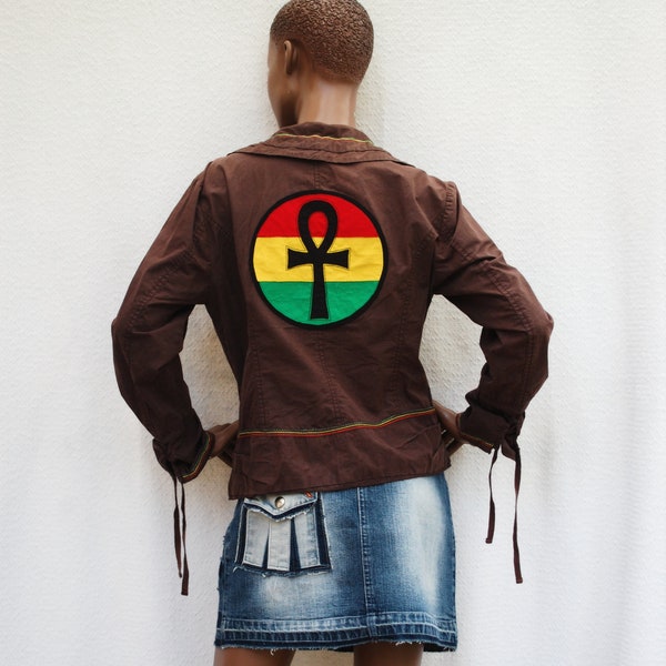 Veste customisée femme avec patchs symbole PEACE & LOVE et ANKH, veste femme taille L, mode écologique, recyclage de friperie, upcyling