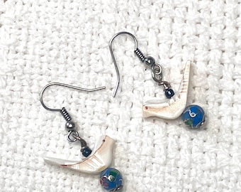 BIRDS - Earrings with white bird-shaped beads, small earrings, costume earrings, jewelry gift