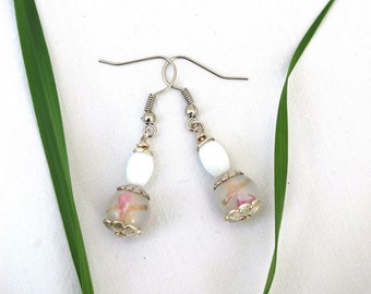 Cygne - Boucles d'oreilles avec perles blanc et rose, boucles d'oreilles pastel, B.O pendantes, B.O bohème, B.O. boho, bijou bohème