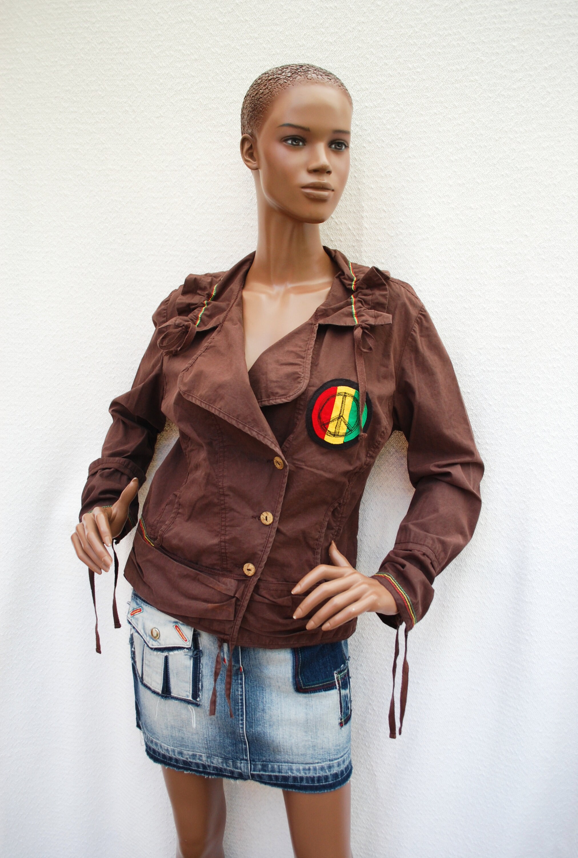 Veste customis?�e femme avec patchs symbole PEACE & LOVE et ANKH, veste femme taille L, mode 