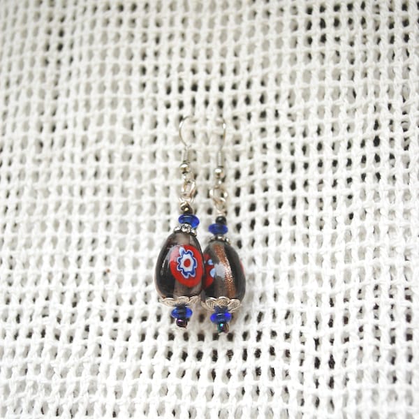 Irina - Boucles d'oreilles avec perles goutte, boucles d'oreilles millefiori, B.O pendantes bleu rouge, B.O bohème, B.O. boho