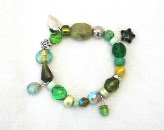 Meadow - Bracelet with pearls and green/silver charms, Bohemian pearls bracelet, green bracelet with charms, large pearls bracelet