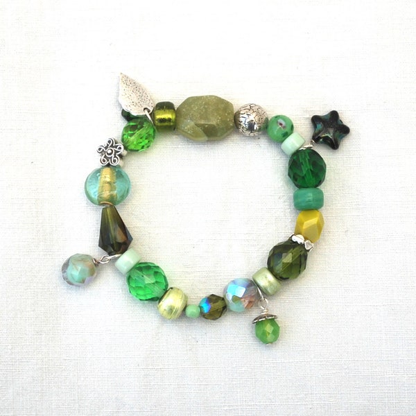Bracelet PRAIRIE, bracelet de perles et breloques vert/argenté, bracelet perles de Bohême, bracelet vert à breloques,bracelet grosses perles