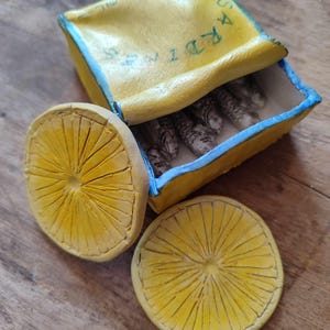 Sardinen in Olivenöl Deko Box handgemachte Sardinendose, Miniatur Wohndekoration, Sammlerstück handbemalte Geschenke für alle von mademeathens