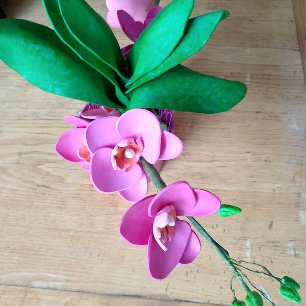 Orquídeas realistas hechas a mano en una maceta, regalos para todos los colores ligeros de color rosa fucsia, hermosa maceta decorativa artificial de flores de mademeathens