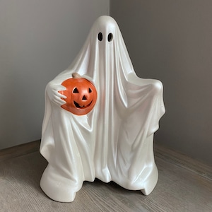 Ceramic ghost with pumpkin (pearlized)