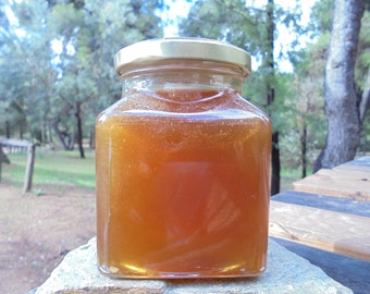Miel cruda de bosque griego, procedente de abetos y flores silvestres. ¡Miel sin procesar ni calentar!