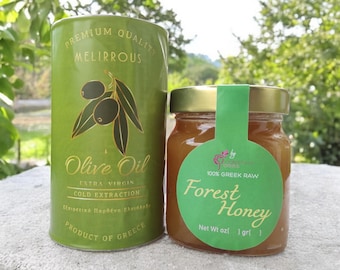 Può includere: Una lattina verde e dorata di olio extra vergine di oliva con un design di ramo di ulivo verde e il testo "PREMIUM QUALITY MELIRROUS Olive Oil EXTRA VIRGIN COLD EXTRACTION PRODUCT OF GREECE". Un barattolo di vetro di miele con un'etichetta verde che dice "100% GREEK RAW Forest Honey Net Wt oz] gr[ 1"