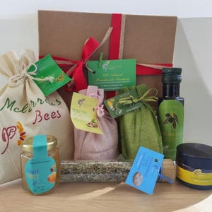 Cesto regalo con prodotti greci, prodotti biologici completamente naturali, set regalo con miele, unguento fatto a mano, sapone all'oliva e al miele, sale marino, tè di montagna, noci!
