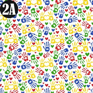 Op de afbeelding: Een naadloos patroon met kleurrijke handafdrukken met puzzelstukjes in het midden, omringd door kleine rode hartjes. De handafdrukken zijn in blauw, groen, geel en rood.