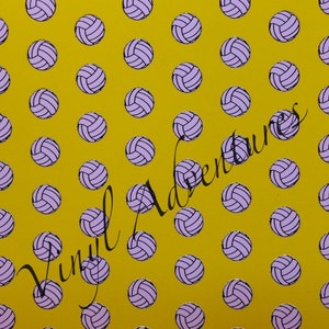 Op de afbeelding: Een gele achtergrond met een herhalend patroon van paarse volleybal silhouetten.