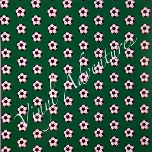 Op de afbeelding: Een groene achtergrond met een herhalend patroon van witte en zwarte voetballen.