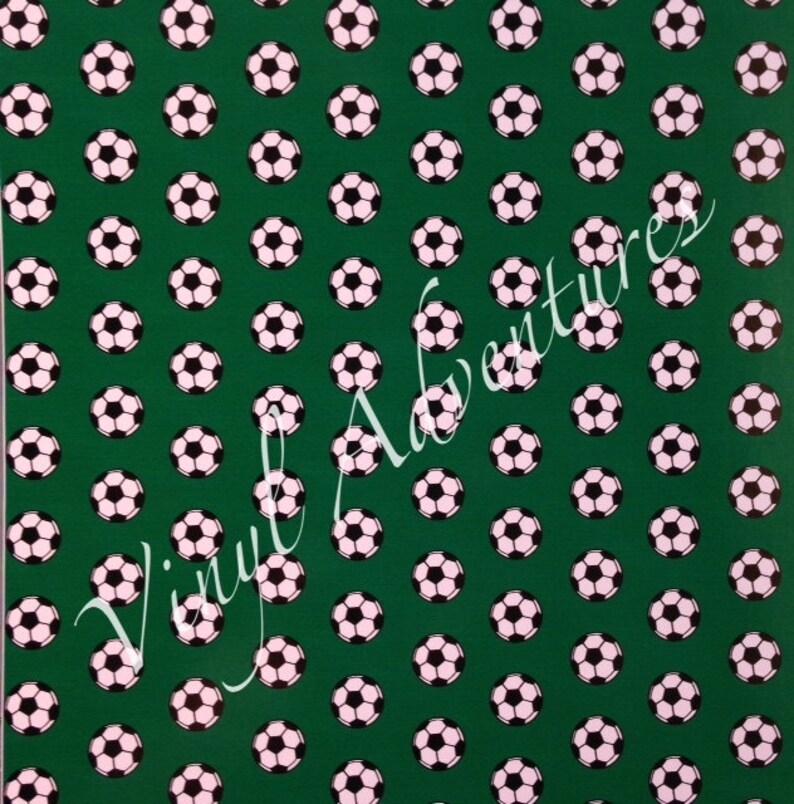 Op de afbeelding: Een groene achtergrond met een herhalend patroon van witte en zwarte voetballen.