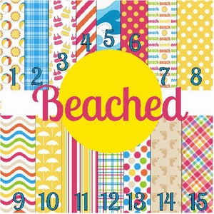 Könnte beinhalten: Eine Collage aus 15 verschiedenen gemusterten Papierquadraten, die von 1 bis 15 nummeriert sind. Die Quadrate sind in einem Raster angeordnet, wobei das Wort "Beached" in großen pinkfarbenen Buchstaben in der Mitte steht. Die Muster umfassen Streifen, Punkte, Wellen und Regenschirme.