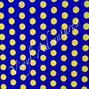 Op de afbeelding: Een naadloos patroon met gele volleybalontwerpen op een koninklijk blauwe achtergrond. Het patroon is perfect voor knutselprojecten, huisdecoratie en meer.