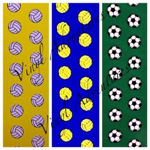 Op de afbeelding: Drie verticale stroken stof met verschillende patronen. De linker strook is geel met een herhalend patroon van paarse volleybal. De middelste strook is blauw met een herhalend patroon van gele volleybal. De rechter strook is groen met een herhalend patroon van zwart-witte voetbal.