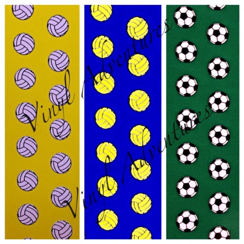 Op de afbeelding: Drie verticale stroken stof met verschillende patronen. De linker strook is geel met een herhalend patroon van paarse volleybal. De middelste strook is blauw met een herhalend patroon van gele volleybal. De rechter strook is groen met een herhalend patroon van zwart-witte voetbal.