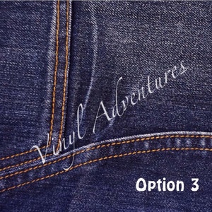 K&ouml;nnte beinhalten: Nahaufnahme von blauem Jeansstoff mit zwei Reihen orangefarbener N&auml;hte. Der Text "Vinyl Adventures" ist in Kursivschrift &uuml;ber den Stoff geschrieben. Der Text "Option 3" ist in Wei&szlig; unter den N&auml;hten geschrieben.