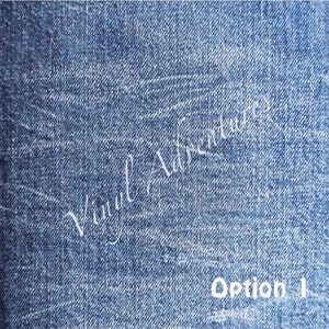 K&ouml;nnte beinhalten: Nahaufnahme eines blauen Jeansstoffes mit dem Text "Vinyl Adventure" und "Option 1" in wei&szlig; gedruckt.