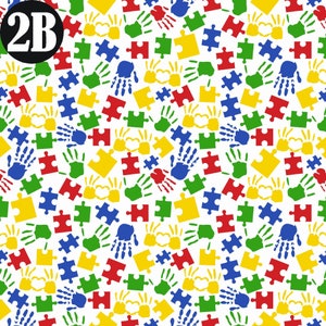 Op de afbeelding: Een naadloos patroon met kleurrijke handafdrukken en puzzelstukken. De handafdrukken zijn in blauw, rood, geel en groen. De puzzelstukken zijn in blauw, groen, geel en rood. De achtergrond is wit.