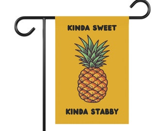 Irgendwie Süß. Kinda Stabby, Ananas, lustige Gartenflagge, Herbstflagge