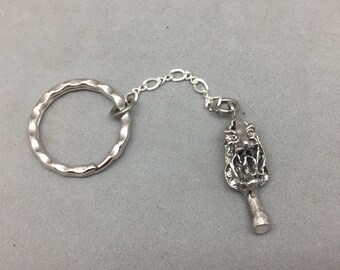 Nyckelring i sterlingsilver med murkel och ansikte, handgjord, 10 cm hamrad ring i basmetall