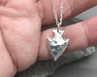 Pendentif pointe de flèche en argent sterling coulé à partir du point réel 7/8" x 3/4" chaîne Figaro 20" fait main