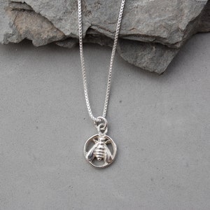 Kleine Bumble Bee Anhänger Halskette 3/4&quot; Sterlingsilber 18&quot; Box Chain Hand gemacht