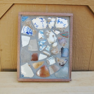 Mosaikcollage Väggkonst Hittade föremål Keramiska föremål, Porslin, Dockhuvud "OJ!" 25 x 20 x 3 cm Valnötsträram OOAK Handgjord