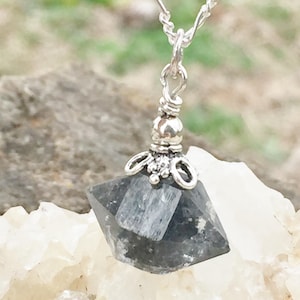 Pingente de cristal de quartzo de diamante Herkimer Natural Colar de prata esterlina com terminação dupla feito à mão 1 1/8&quot; Corrente Figaro 20&quot;