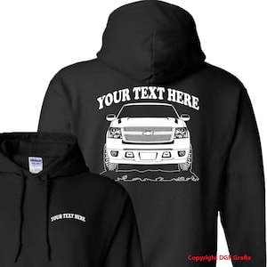 Puede incluir: Sudadera con capucha negra con un contorno blanco de un SUV Chevrolet Tahoe y el texto "YOUR TEXT HERE" en la parte posterior. La parte delantera de la sudadera tiene el mismo texto en un tamaño más pequeño.