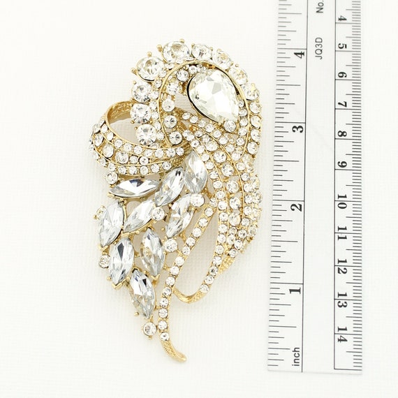 Sparkly 2024 brooches pins