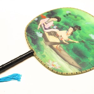 Abanico de geisha japonés vintage de mano con serigrafía y mango de bambú