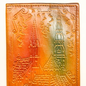 Capa de passaporte de couro vintage letão para passaporte e cartões com acessório de couro com padrão de Riga antigo da Letônia