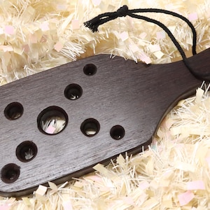 Paleta de azotes Boudoir Goth de madera de wengué con diseño en X - Edición limitada de 9 agujeros para adultos