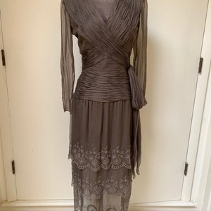 Vintage Oscar de la Renta jaren 80 ~ Cappuccino-zijde chiffon cocktailjurk ~ Schiffler Stitch ~ Gedrapeerd gekruist lijfje ~ Maat 4