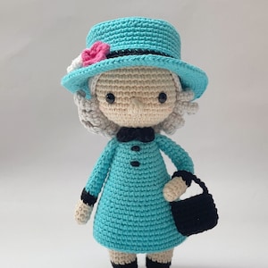 The Queen - Crochet Pattern by {Amour Fou}