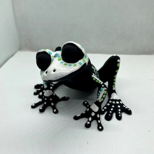 Figura de rana con calavera de azúcar pintada a mano e impresa en 3D