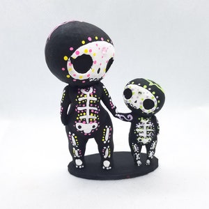 Escultura de esqueleto de mamá y niño pintada a mano impresa en 3D