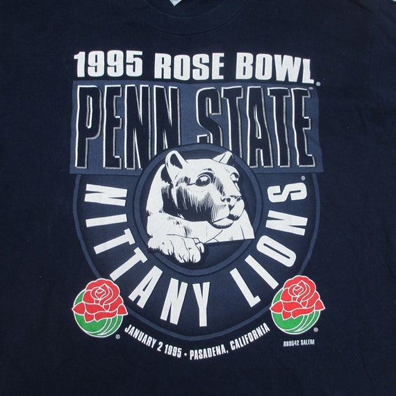 Années 1990 Penn State Nittany Lions Rose Bowl Salem Champions T-Shirt graphique grand Salem Bowl marine bleu Université NCAA de Football Happy Valley 124c2f Années 1990 Penn State Nittany Lions Rose Bowl Salem Champions T-Shirt graphique grand Salem Bowl marine bleu Université NCAA de Football Happy Valley 124c2f