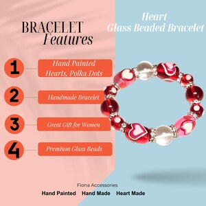 Puede incluir: Una pulsera de cuentas de vidrio en forma de coraz&oacute;n con cuentas rojas, rosas y transparentes. La pulsera presenta corazones pintados a mano y lunares. El texto de la imagen dice "Bracelet Features" y "Heart Glass Beaded Bracelet".